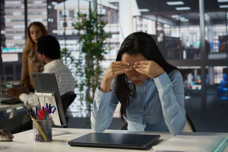 Burnout no ambiente corporativo: sinais de alerta que as empresas não podem ignorar
